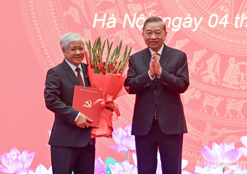 苏林总书记向杜文战同志颁发决定书并送花祝贺。