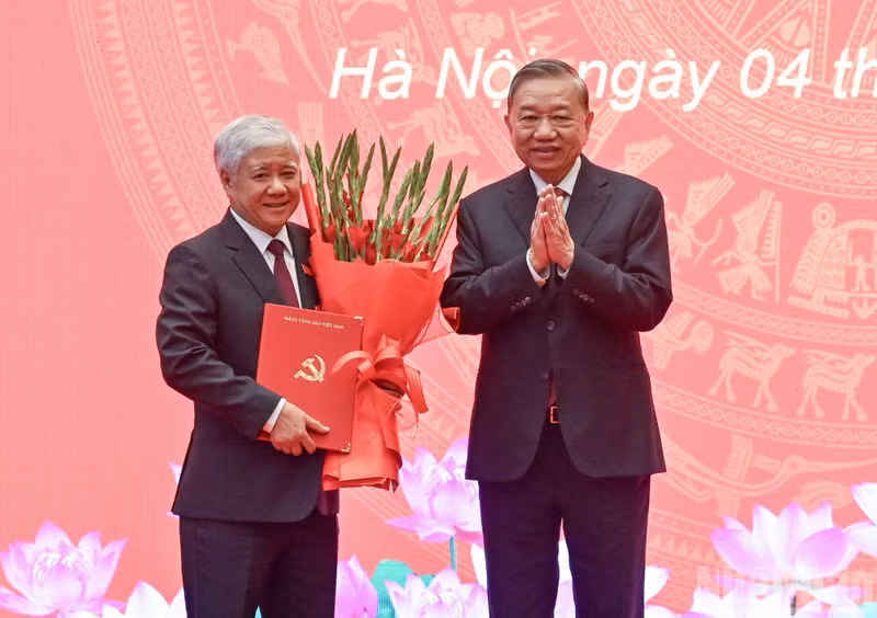 苏林总书记向杜文战同志颁发决定书并送花祝贺。