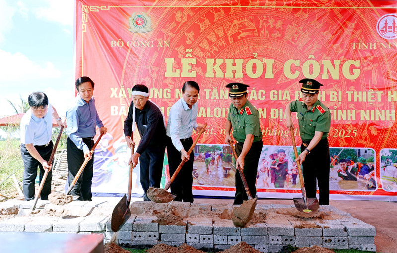 为受第10号台风及其残余环流影响的家庭建设新房的奠基仪式。（图片来源：baochinhphu.vn）
