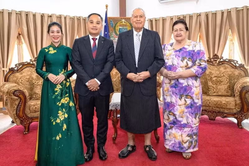 潘明江大使和夫人同萨摩亚独立国元首图伊马莱阿利法诺·瓦莱托阿·苏阿劳维二世和夫人合影。