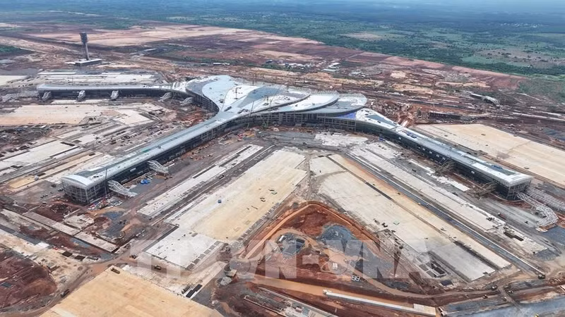 自9月26日起开始对龙城机场进行校飞。（图片来源：越通社）