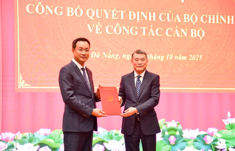 黎明兴同志向黎玉光同志颁发越共中央政治局的任命决定书。（图片来源：VGP）