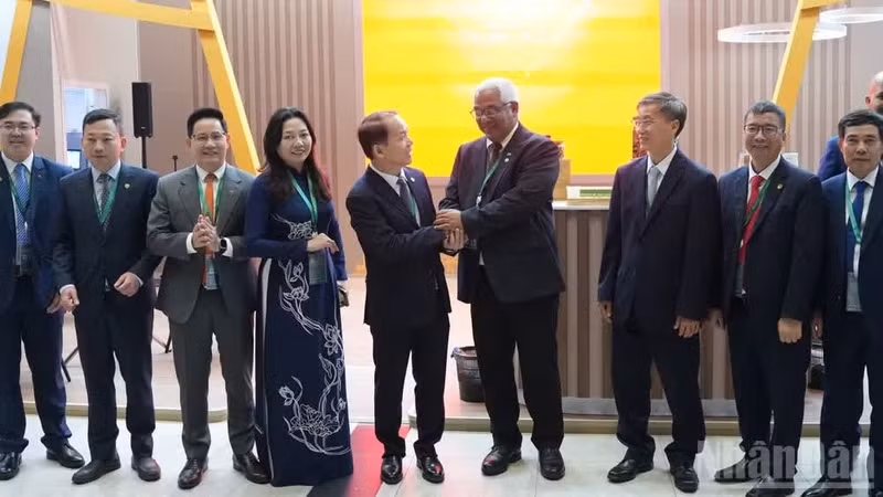 越南司法部部长黄青松会见古巴最高人民法院院长奥斯卡·曼努埃尔·西尔维拉·马丁内斯。