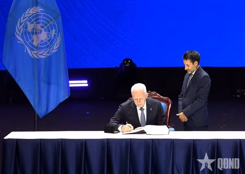 俄罗斯联邦代表签署《河内公约》。（图片来源：人民军报）