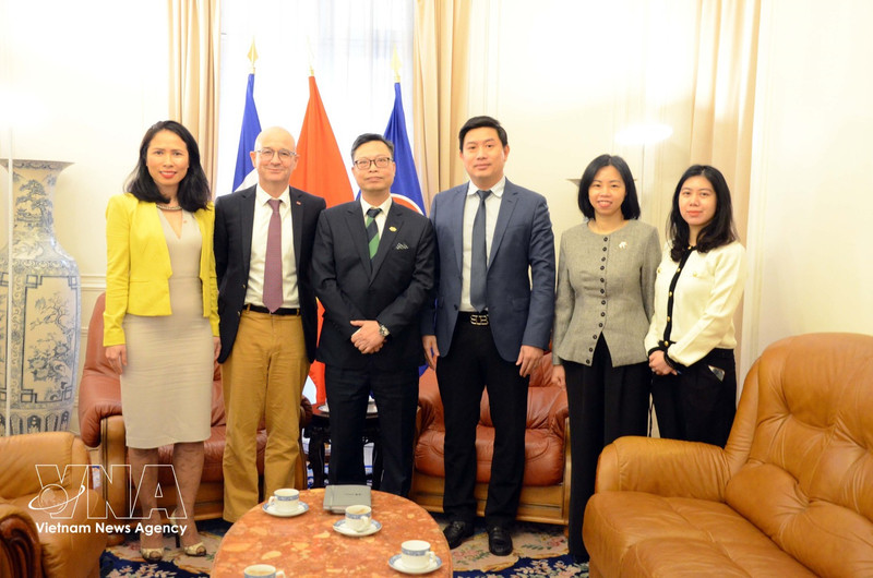 双方代表合影。（图片来源：越通社）