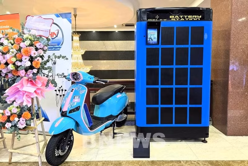 Selex品牌的电动车及其电池更换站模型。（图片来源：Bnews）