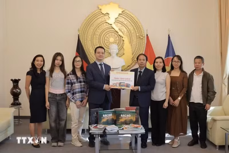 越南教育出版社代表团向越南驻德国大使馆和越南侨胞代表赠送书籍。（图片来源：越通社）