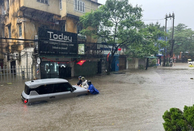 受第5号台风影响河内多条街道局部被淹。（图片来源：越通社）