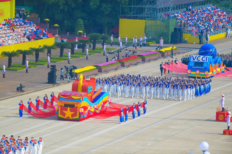 越南革命新闻方阵在巴亭广场游行。