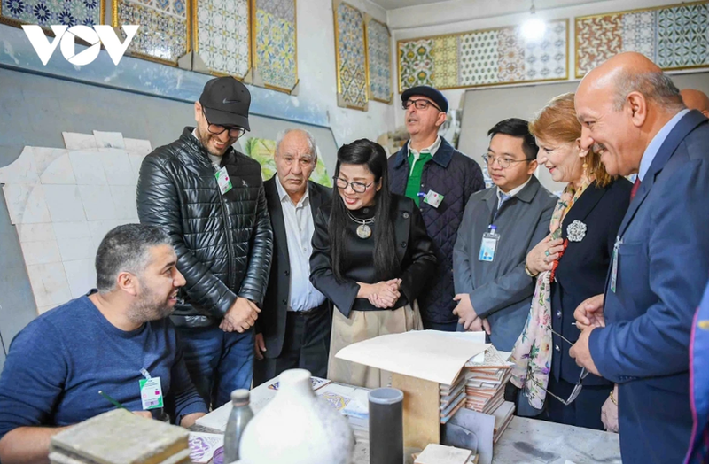 范明正总理夫人黎氏碧珍听取El Biar儿童保护中心领导介绍关于中心活动情况。（图片来源：《 越南之声广播电台》）