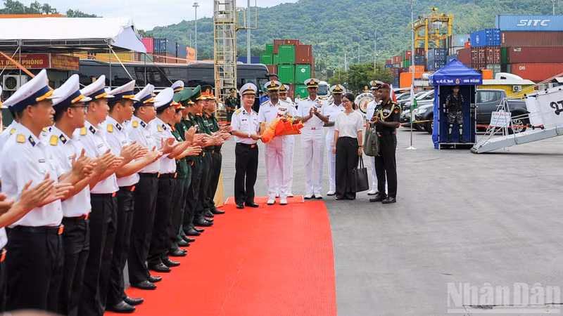 德里级导弹驱逐舰欢迎仪式现场。