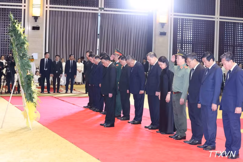 由越共中央书记处常务书记陈锦秀同志率领的越南党和国家高级代表团吊唁老挝国会主席赛宋蓬·丰威汉同志逝世。（图片来源：越通社）