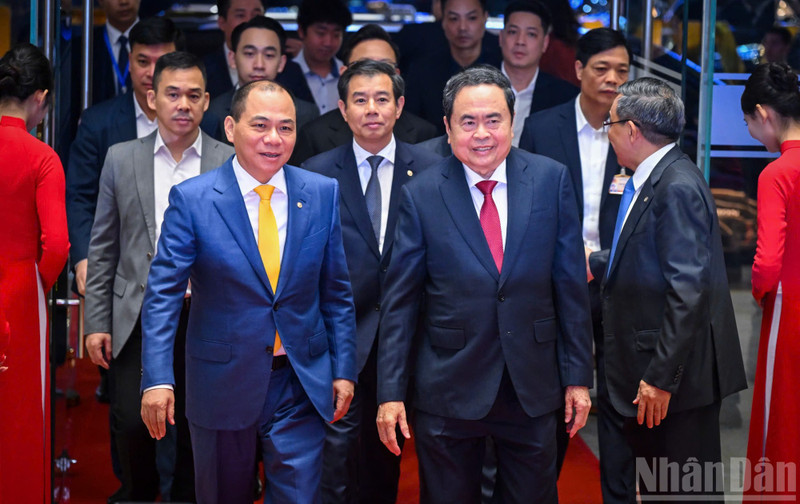 越南国会主席陈青敏前来出席2025年全球科学技术奖VinFuture颁奖典礼。