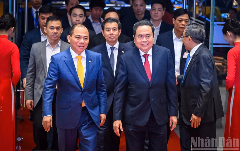 越南国会主席陈青敏前来出席2025年全球科学技术奖VinFuture颁奖典礼。