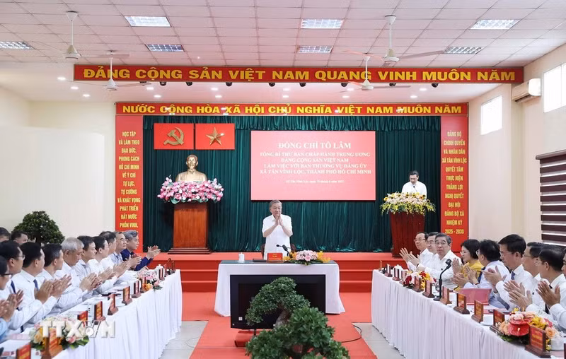 苏林总书记在与胡志明市新永禄乡党委常委召开的会议上发表讲话。（图片来源：越通社）