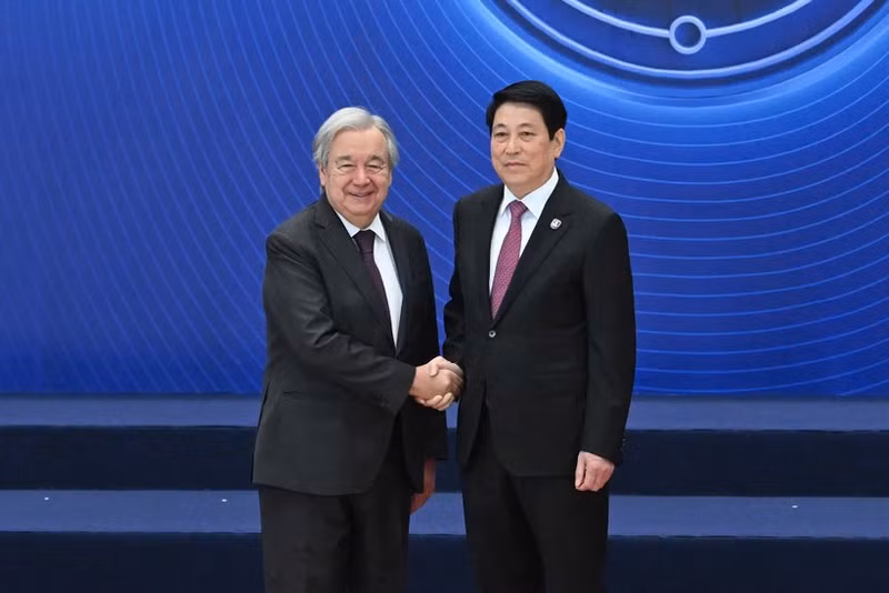 越南国家主席梁强欢迎联合国秘书长前来出席《河内公约》签署仪式。