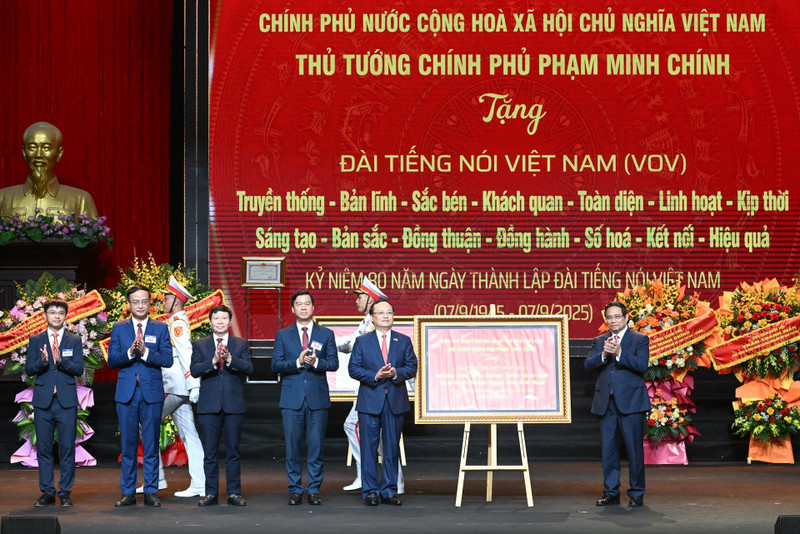 范明正总理向《越南之声》赠送礼物。