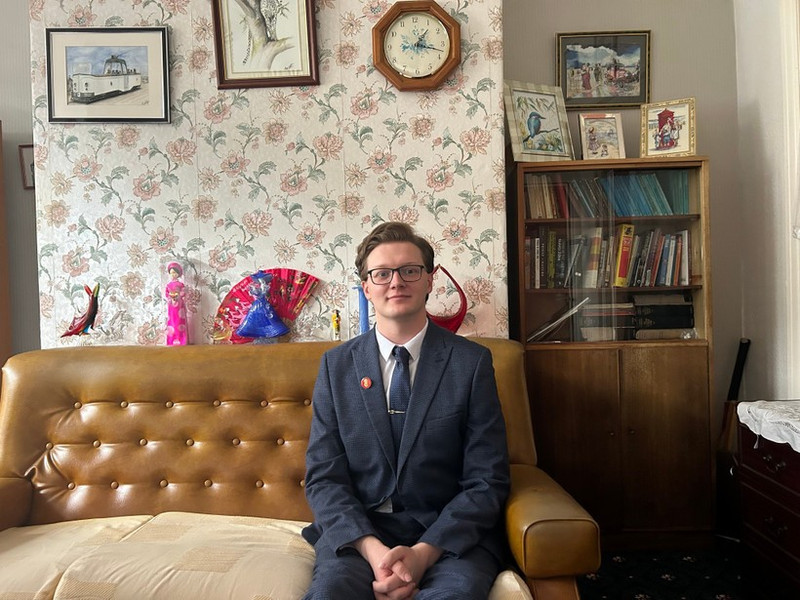 英国学者凯里尔·惠特克。（图片来源：越通社）