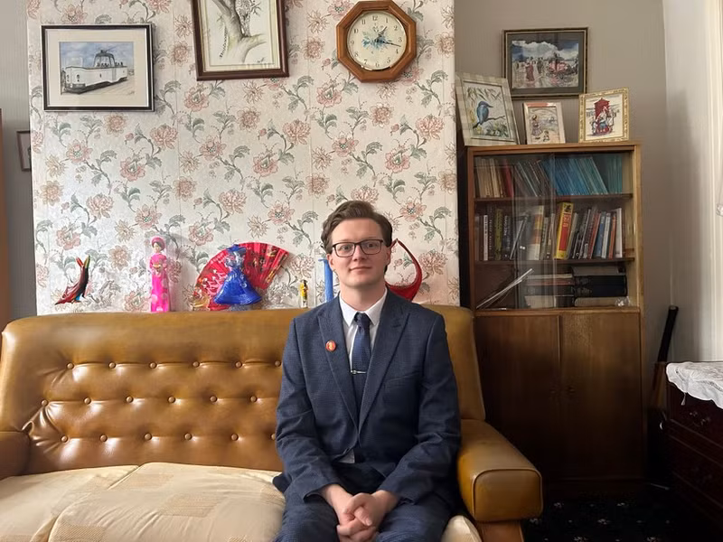 英国学者凯里尔·惠特克。（图片来源：越通社）