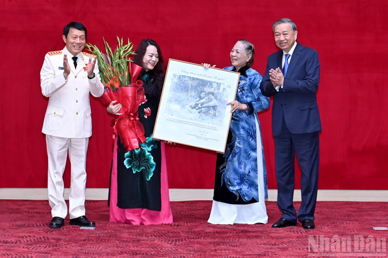 苏林总书记代表党和国家领导人，亲自将抗美救国战争时期“人民武装力量英雄”称号授予裴善悟上将的家属代表。