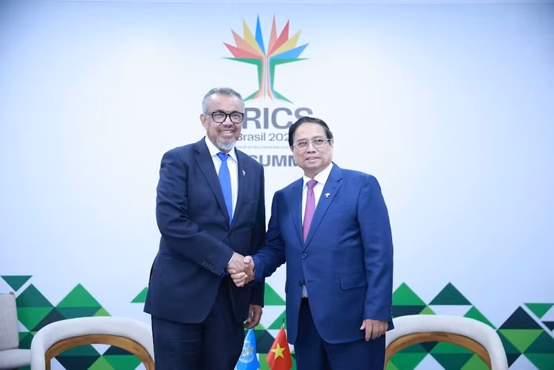 越南政府总理范明正会见世卫组织总干事谭德塞。（图片来源：越通社）