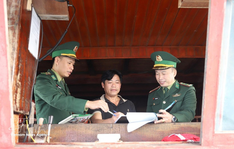 义安省渔民签署不非法捕捞海产品承诺书。（图片来源：越通社）