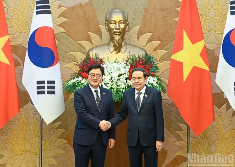 越南国会主席陈青敏和韩国国会议长禹元植。
