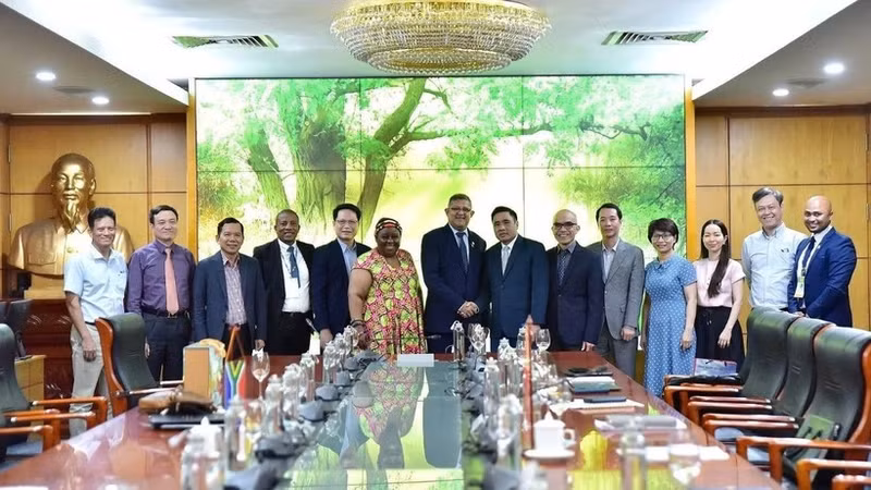 南非森林、渔业和环境部代表团访问越南。