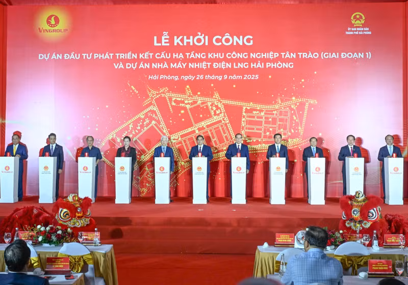 范明正总理、党和国家领导人以及原领导人一同出席开工仪式。