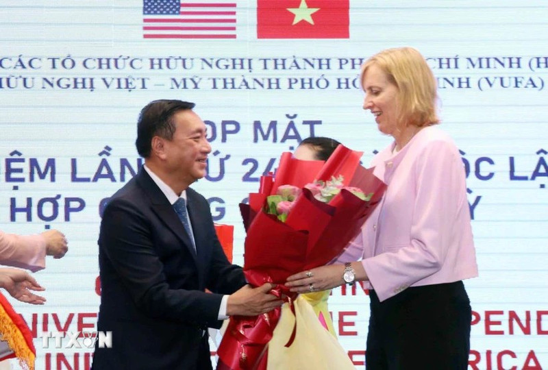 范成坚先生向美国驻胡志明市总领事苏珊·伯恩斯献花祝贺。（图片来源：越通社）