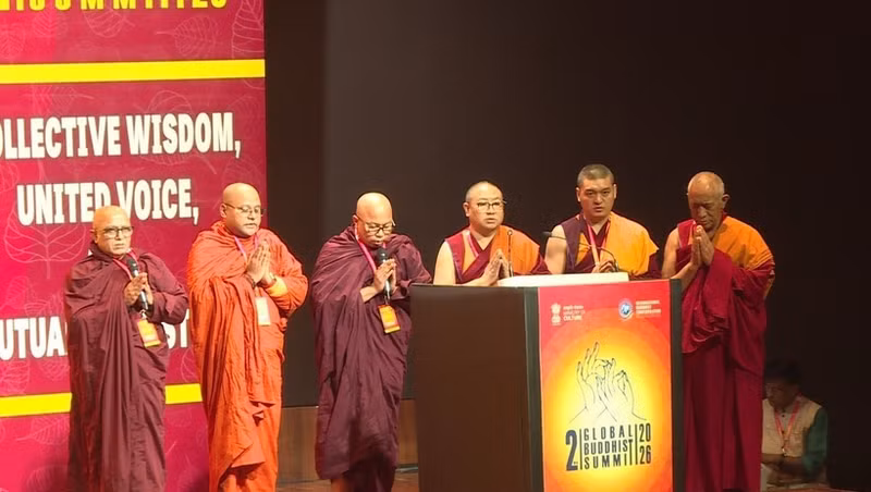 会议开幕前，僧侣诵经祈福。（图片来源：越通社）