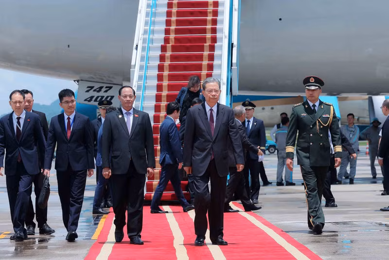 越南国会副主席陈光方在内排国际机场迎接中国全国人大常委会委员长赵乐际。（图片来源：越通社）