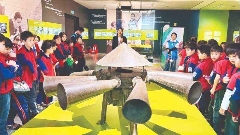 学生们参观河内博物馆。