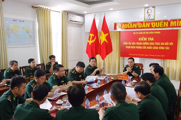 工作组对头顿口岸边防站进行检查。（图片来源：信息报）