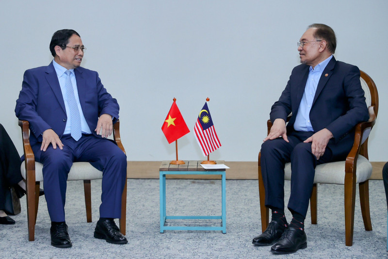 政府总理范明正会见马来西亚总理安瓦尔·易卜拉欣。（图片来源：VGP）