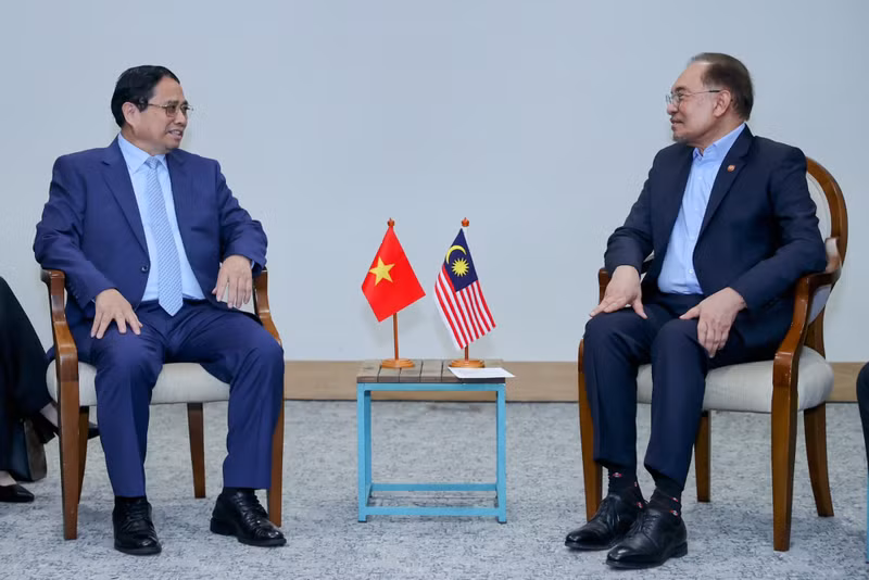 政府总理范明正会见马来西亚总理安瓦尔·易卜拉欣。（图片来源：VGP）