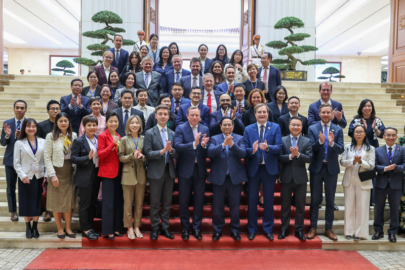 范明正总理与欧盟-东盟商务理事会和越南欧洲商会代表。（图片来源：越通社）