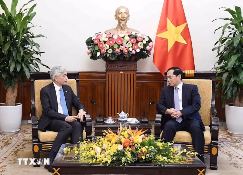 越南政府副总理兼外交部长裴青山会见新加坡外交部常任秘书蔡伟杰。（图片来源：越通社）