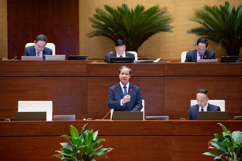 教育与培训部部长阮金山回答质询。（图片来源：人民代表报）