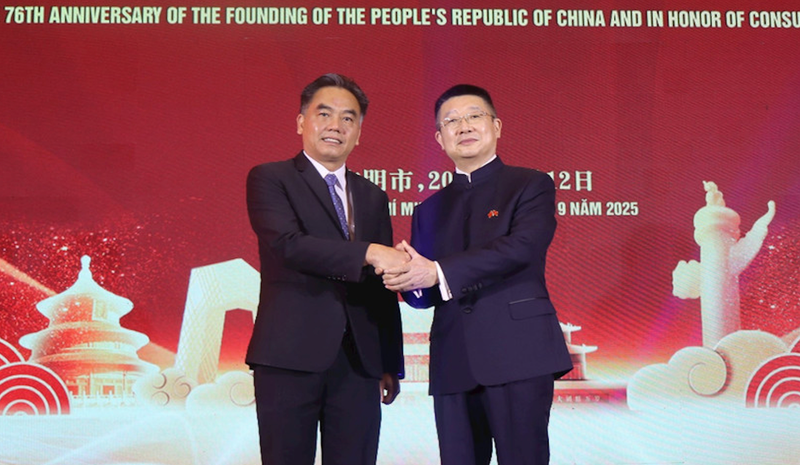 胡志明市人民委员会副主席阮禄河与中国新任驻胡志明市总领事唐立。（图片来源：大团结报）