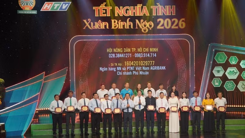 该计划已从各机关、单位、企业和爱心人士处筹集超过210亿越盾。图为相关单位接受善款。