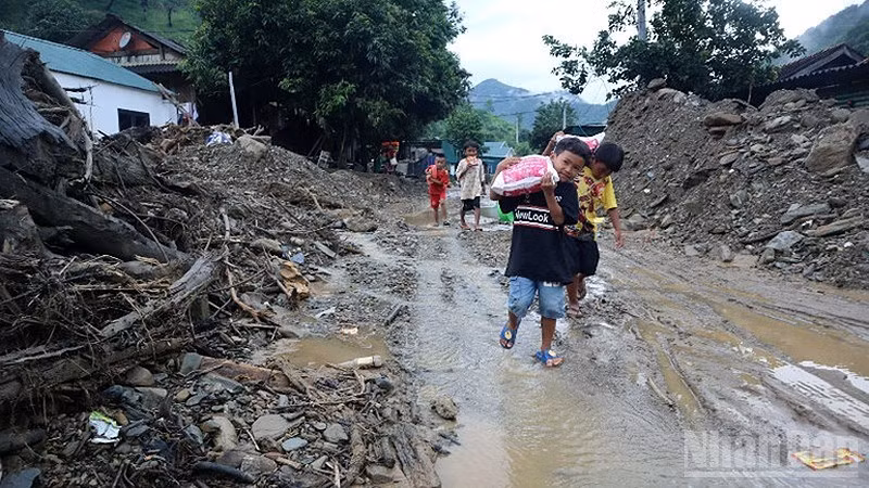 义安省受洪灾影响地区的儿童领取慈善团体提供的救援食品。