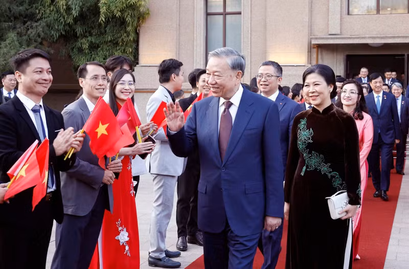 越共中央总书记、国家主席苏林及夫人和越南驻华大使馆干部员工及旅居中国越南人社群代。
