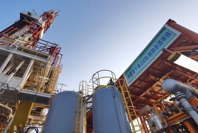 2023年6月1日，位于中国深圳西南约200公里的恩平15-1海上钻井平台上的碳捕集与封存系统。（图片来源：新华社/越通社）