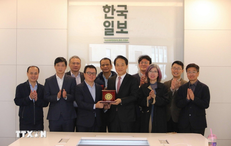 越南新闻工作者代表团与《韩国日报》代表合影。（图片来源：越通社）