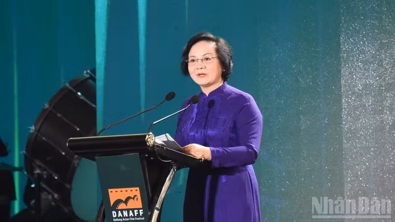 越南政府副总理范氏清茶在第四届亚洲—岘港电影节开幕式上发表讲话。