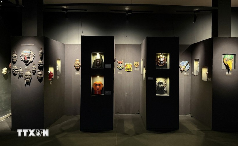 展览上展示的面具。（图片来源：越通社）