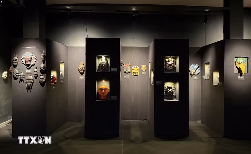 展览上展示的面具。（图片来源：越通社）
