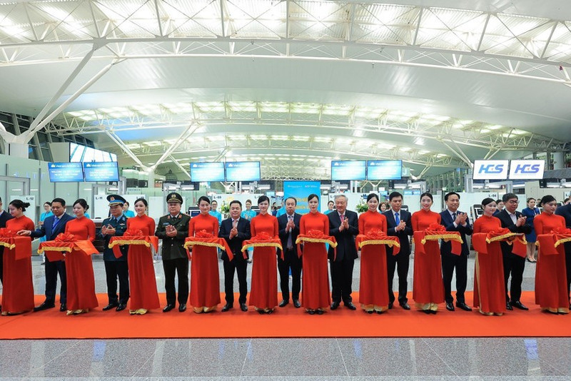 越南政府常务副总理阮和平及其他代表为内排国际机场2号航站楼扩建项目举行剪彩仪式。（图片来源：越通社）