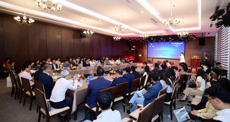越南私营经济全景模式及执行委员会与各委员会领导班子公布仪式场景。（图片来源：信息报）